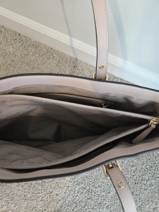 Michael Kors Voyager saffiano Bag - Picture 9 of 14